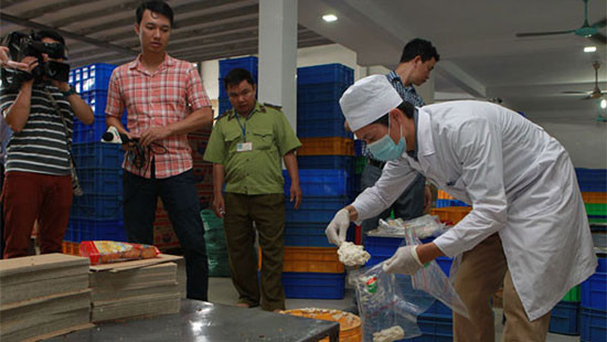 Hà Nội: Phát hiện kem trộn “bẩn” trong bánh Tân Hoàng Gia