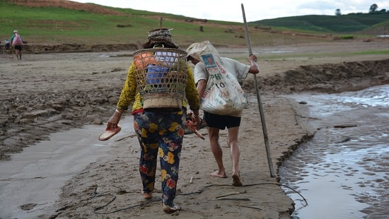 Kon Tum: Người dân phải lội bùn vượt sông canh tác vì thủy điện