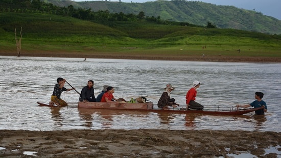 Kon Tum: Người dân phải lội bùn vượt sông canh tác vì thủy điện