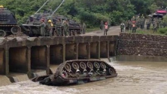 Xe tăng kẹt xích, lộn xuống suối, 3 binh sỹ thiệt mạng