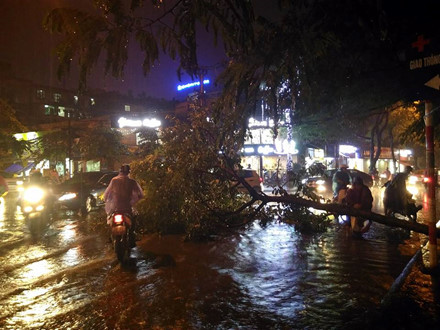 Bão số 3 gây mưa lớn, nhiều tuyến phố Hà Nội ngập sâu