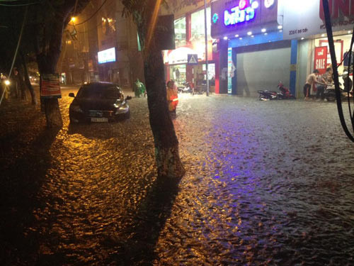 Bão số 3 gây mưa lớn, nhiều tuyến phố Hà Nội ngập sâu
