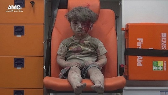 Bức ảnh làm lay động hàng triệu con tim về chiến sự Syria