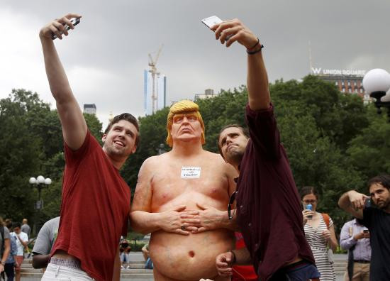 Dân Mỹ hào hứng chụp ảnh với tượng tỷ phú Trump khỏa thân đứng giữa phố