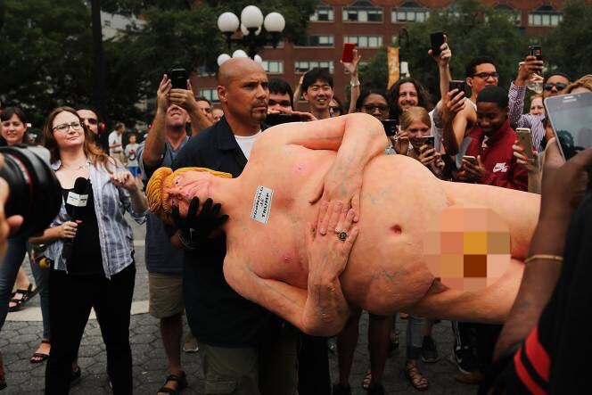 Dân Mỹ hào hứng chụp ảnh với tượng tỷ phú Trump khỏa thân đứng giữa phố