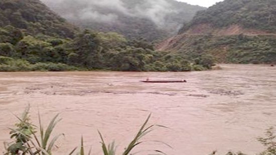 Lũ lên bất ngờ nhấn chìm nhà dân, cuốn trôi nhiều xe tải