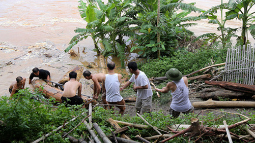 Phú Thọ: Một người bị lũ cuốn trôi khi vớt củi trên sông