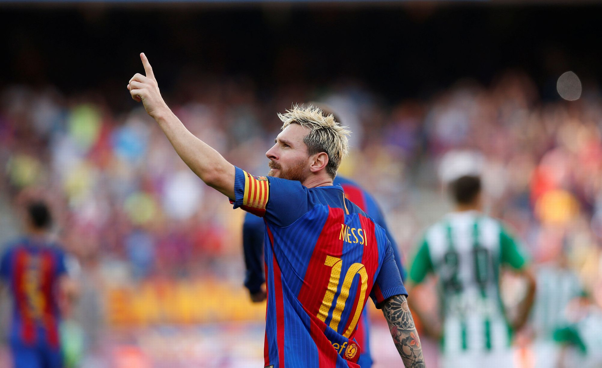 Messi tỏa sáng, Barca chơi tennis với Betis