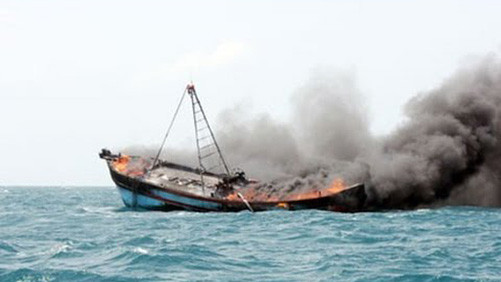 Quảng Ngãi: Nổ bình gas trên tàu cá, 2 người thương vong 