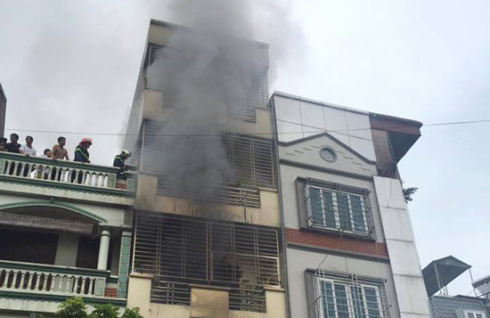 Vụ cháy nhà 5 tầng ở Hà Nội: Con gái đã tử vong, mẹ bị bỏng nặng