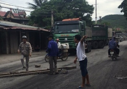 Thanh Hóa: Dân chặn đường để ngăn xe quá tải
