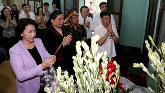 Lãnh đạo Quốc hội dâng hương tưởng niệm Chủ tịch Hồ Chí Minh