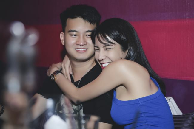 Diệp Lâm Anh ôm chặt bạn trai doanh nhân trong tiệc sinh nhật bất ngờ
