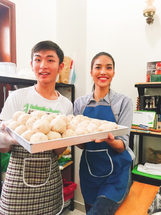 Lan Khuê, Mai Ngô 'bỏ quên' The Face, rủ nhau làm bánh từ thiện