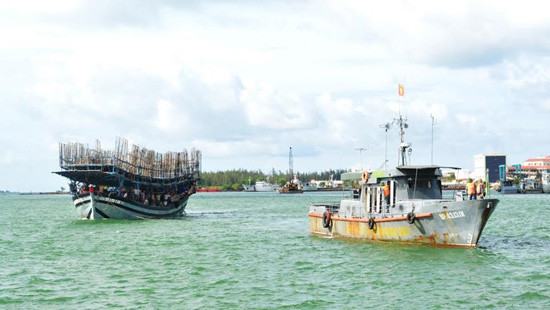 Quảng Nam: Lai dắt thành công tàu gặp nạn vào bờ