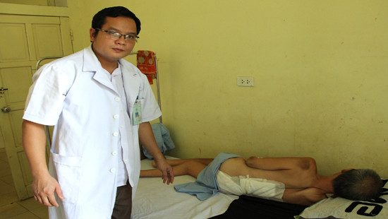 Nghệ An: Người đàn ông không thể nằm ngửa vì mang khối u 4kg ở mông 