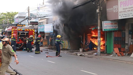 Ngọn lửa bao trùm cửa hàng thạch cao, 1 phụ nữ bị ngạt khói