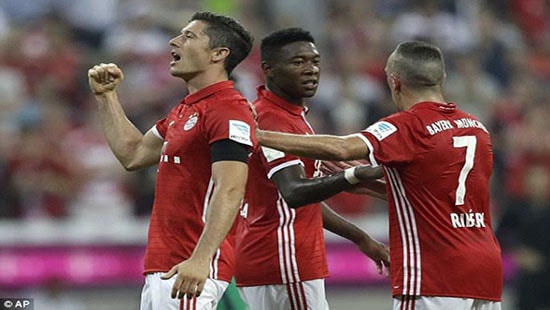 Lewandowski lập hat-trick, Bayen ra quân thắng đậm