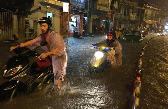 Mưa lớn giờ tan tầm, Sài Gòn ngập sâu, giao thông hỗn loạn