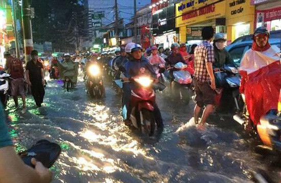 Mưa lớn giờ tan tầm, Sài Gòn ngập sâu, giao thông hỗn loạn