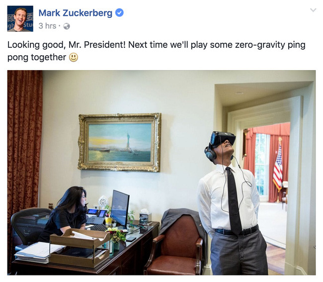 Tổng thống Obama thích thú khi dùng kính thực tế ảo của Samsung