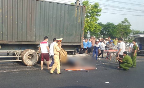 Lao vào container đỗ bên đường, nam thanh niên chết thảm