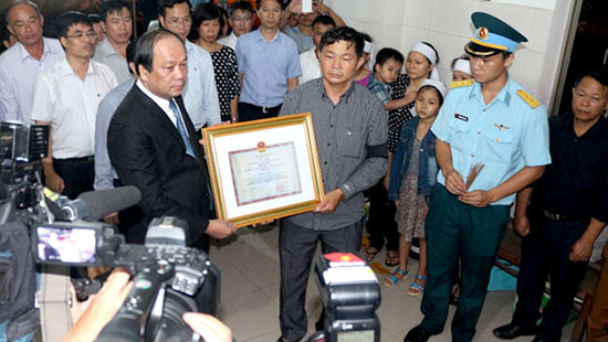 Chủ tịch nước truy tặng Huân chương Bảo vệ Tổ quốc hạng nhất cho Thiếu úy Phạm Đức Trung
