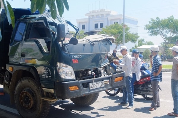  Va chạm giữa 2 xe tải, tài xế thoát chết may mắn