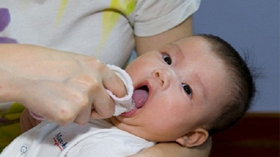 Cách vệ sinh miệng đánh bay mùi hôi và kích thích mọc răng ở trẻ 