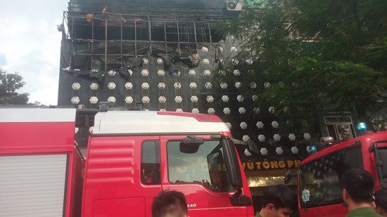 Hà Nội: Quán karaoke đường Vũ Tông Phan bốc cháy dữ dội