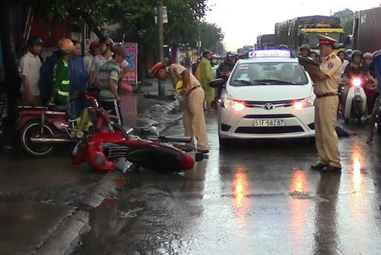 Tin tức giao thông 24h: Tai nạn liên hoàn, hai người nguy kịch