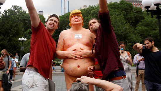 Tiết lộ mục đích thực sự của nhóm tạo ra tượng Trump khỏa thân