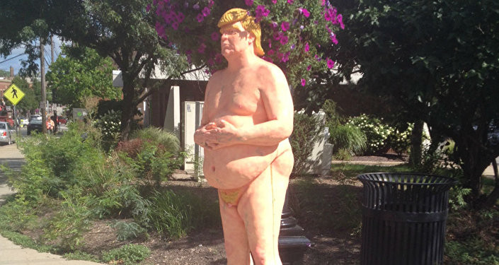 Tiết lộ mục đích thực sự của nhóm tạo ra tượng Trump khỏa thân