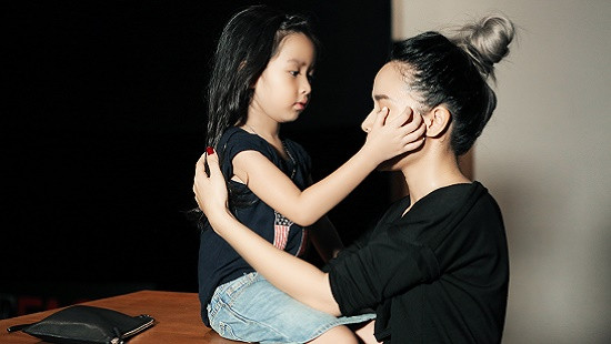 Lưu Hương Giang được con gái lau mồ hôi, diễn tập trước Chung kết The Face