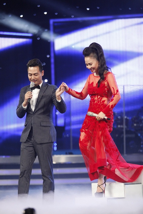 Thu Minh diện đầm xuyên thấu, được ông xã chăm sóc ở hậu trường Vietnam Idol