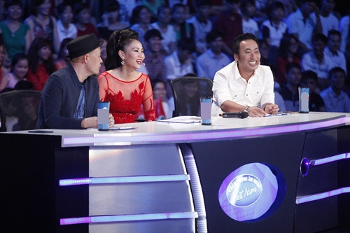 Thu Minh diện đầm xuyên thấu, được ông xã chăm sóc ở hậu trường Vietnam Idol