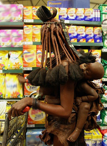 Cô gái bộ lạc châu Phi tự tin thả ngực trần đi siêu thị