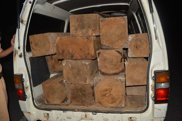  Quảng Nam: CSGT truy đuổi gần 20km bắt xe chở gỗ lậu trong đêm