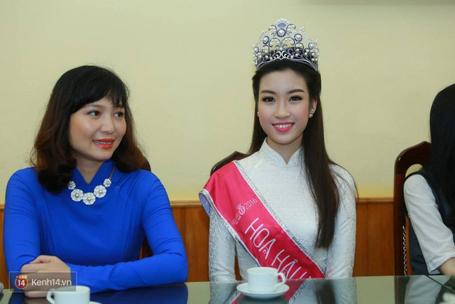 Hoa hậu Đỗ Mỹ Linh giản dị trong lễ khai giảng ở trường THPT Việt Đức