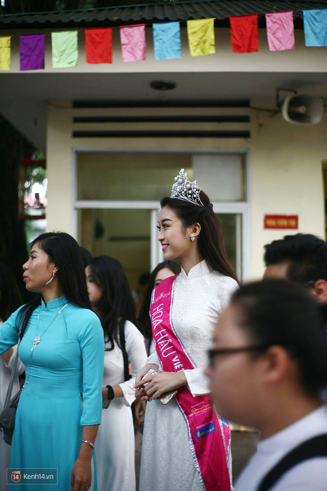 Hoa hậu Đỗ Mỹ Linh giản dị trong lễ khai giảng ở trường THPT Việt Đức