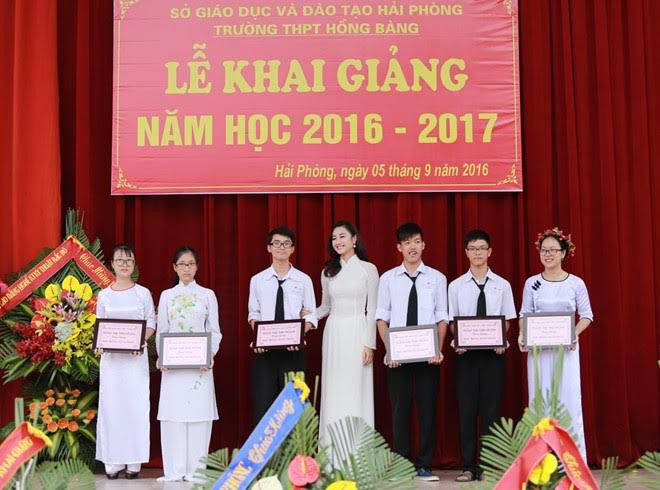 Hoa hậu Bản sắc Việt Trần Thu Ngân tặng học bổng toàn phần cho 6 học sinh trường cũ