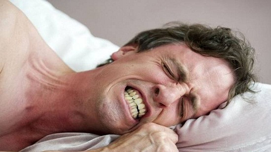 Nghiến răng khi ngủ làm biến đổi hình dạng khuôn mặt và khiến bạn già nua 