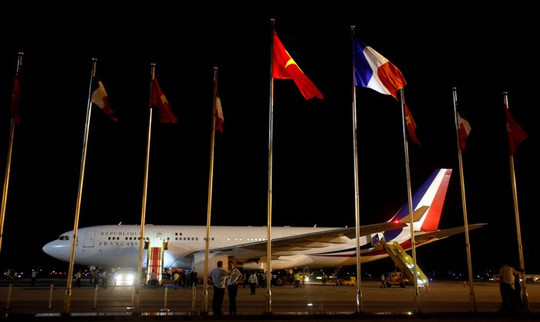 Tổng thống Pháp đã đến sân bay Quốc tế Nội Bài