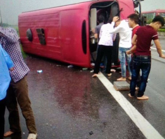 Lật xe khách trên cao tốc Pháp Vân - Cầu Giẽ, 11 người thương vong
