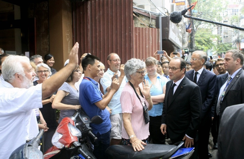 Tổng thống Pháp thăm Việt Nam: Thưởng thức mọc cua Hoàng đế, ghé Café Cộng