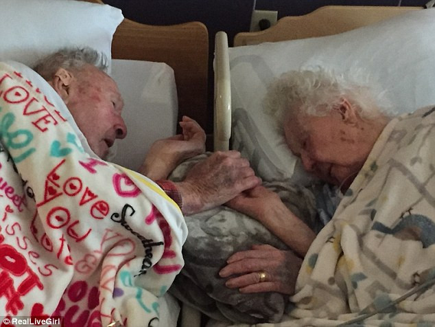 Bức ảnh xúc động của cặp đôi trăm tuổi trước lúc cách biệt sinh tử