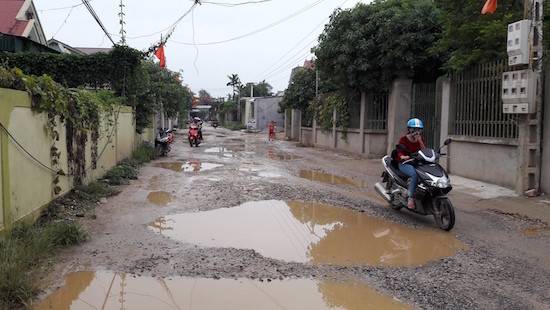 Xã nông thôn mới, đường biến thành sông sau cơn mưa 