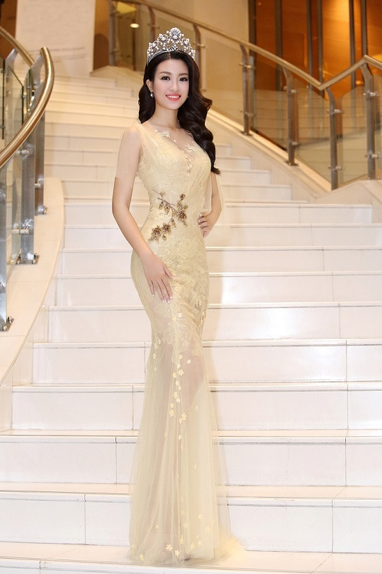 Hoa hậu Đỗ Mỹ Linh khoe dáng ngọc nuột nà