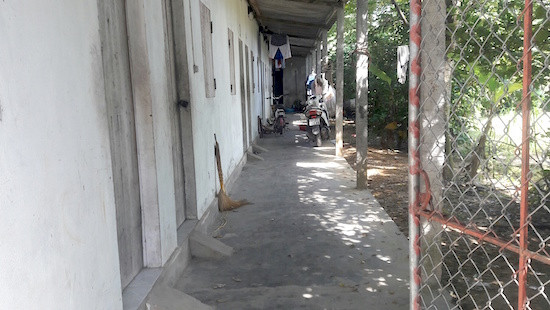  Nhóm côn đồ bỏ ô tô tháo chạy khi bị dân làng vây đánh
