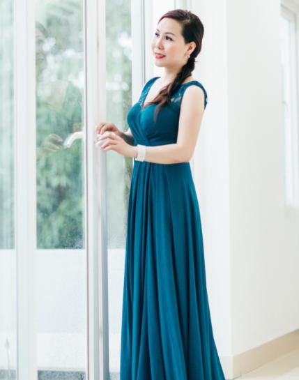 Nữ hoàng Kim Chi : Đẹp với nắng thu bằng màu xanh quyến rũ